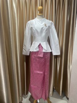 ผ้าถุงยาวสีชมพูเข้มมีหน้านาง