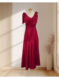 (PRE-LOVED) ราตรียาวสีแดง แต่งโบว์ที่ไหล่ กระโปรงบาน ไซส์ S