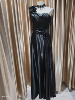 (PRE-LOVED) ราตรียาวสีดำไหล่ดอกไม้ข้างเดียวผ้าซาติน(S) มือ2