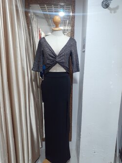 (PRE-LOVED) ชุดราตรียาวสีดำมีแขนเว้าเอวผ้าวิ้ง (S) มือ2