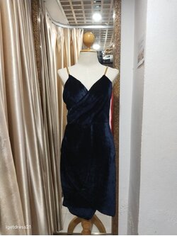 ราตรีสั้นสีกรมกำมะหยี่สายโซ่ทองคอวี S