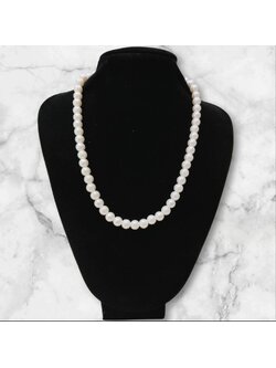 สร้อยมุกสั้นสีขาวขนาดกลาง