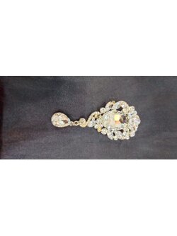 เข็มกลัดเพชรตรงกลางใหญ่