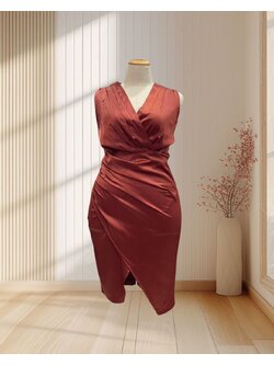 (PRE-LOVED) ราตรีสั้นสีน้ำตาลอิฐ แขนกุด จับจีบหน้าอก ไซส์ 2XL