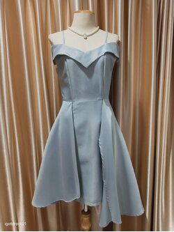 (PRE-LOVED) ชุดราตรีสั้นสีฟ้าเปิดไหล่กระโปรงเฉียง (Size : S)