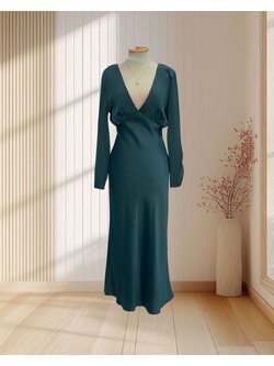 (PRE-LOVED) ราตรียาวสีเขียวเข้ม แขนยาว แหวกอกแบบเซ็กซี่ ผ้าทิ้งตัวแบบพริ้ว ไซส์ S