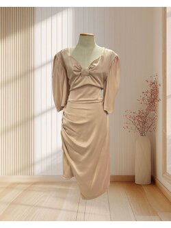 (PRE-LOVED) ราตรีสั้นสีเบจ มีแขน แต่งอกโบว์ ไซส์ XL