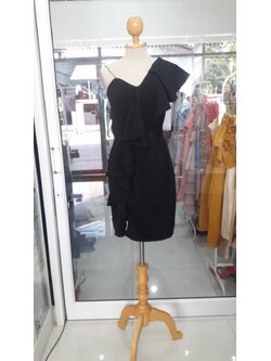 สั้นดำสายเดี่ยว1ข้างอีกข้างแต่งระบาย(M)