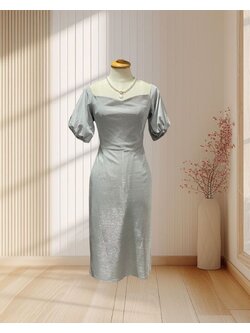 (PRE-LOVED) ชุดสั้นสีเงินกลิตเตอร์ แขนพอง +โบว์ (M) มือ2