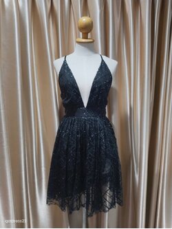 (PRE-LOVED) เดรสสั้นสายเดี่ยวไขว้หลังสีดำ ปักเลื่อมทั้งตัว เซ็กซี่ S