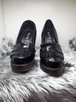 รองเท้าสีดำขอบสีน้ำตาล 37