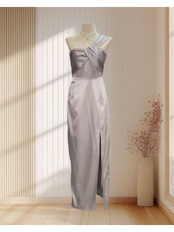 (PRE-LOVED) ราตรียาวสีเทา บ่าเฉียงแบบกลีบ ผ้าเงาหนา ไซส์ S