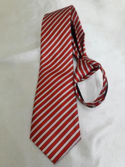 เนคไทสีเเดงลายสีขาวเเบบสำเร็จรูป