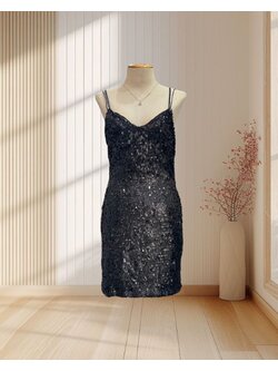 (PRE-LOVED) ราตรีสั้นสีดำ ปักเลื่อมแบบด้าน สายเดี่ยว ไซส์ M