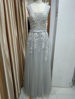 (PRE-LOVED) ราตรียาวสีเทาแขนกุด อกลูกไม้ กระโปรงผ้ามุ้ง (M) มือ2