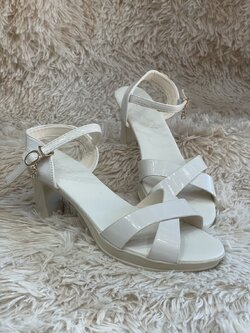 รองเท้าส้นสูง สีครีม ส้นหนา ไซส์ 40