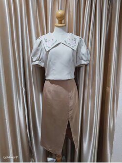 ชุดเซ็ท เสื้อคอปกสีครีมปักลายดอกไม้ กระโปรงสีน้ำตาล แบ๊วกรุบ ไซส์ S