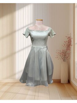 (PRE-LOVED) ราตรีสั้นสีเทา มีแขนปาดไหล่ ผ้ายืด กระโปรงผ้าแก้ว ไซส์ S