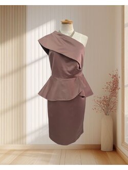 (PRE-LOVED) ราตรีสั้น ผ้าไหมเทียม สีน้ำตาล บ่าเฉียง กระโปรงทรงสอบ ไซส์ M