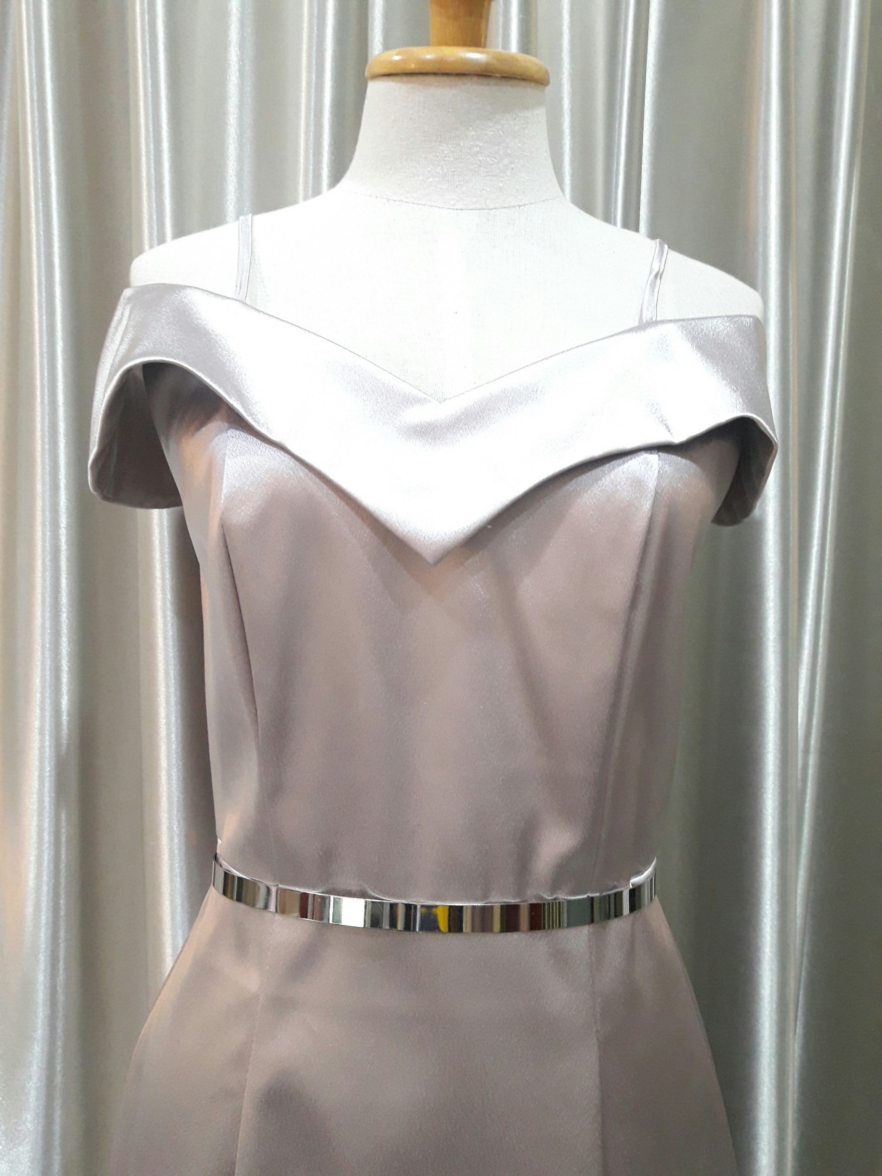 (PRE-LOVED) ราตรีสั้นสีเทาปาดไหล่ผ้าดัชเชส (S)