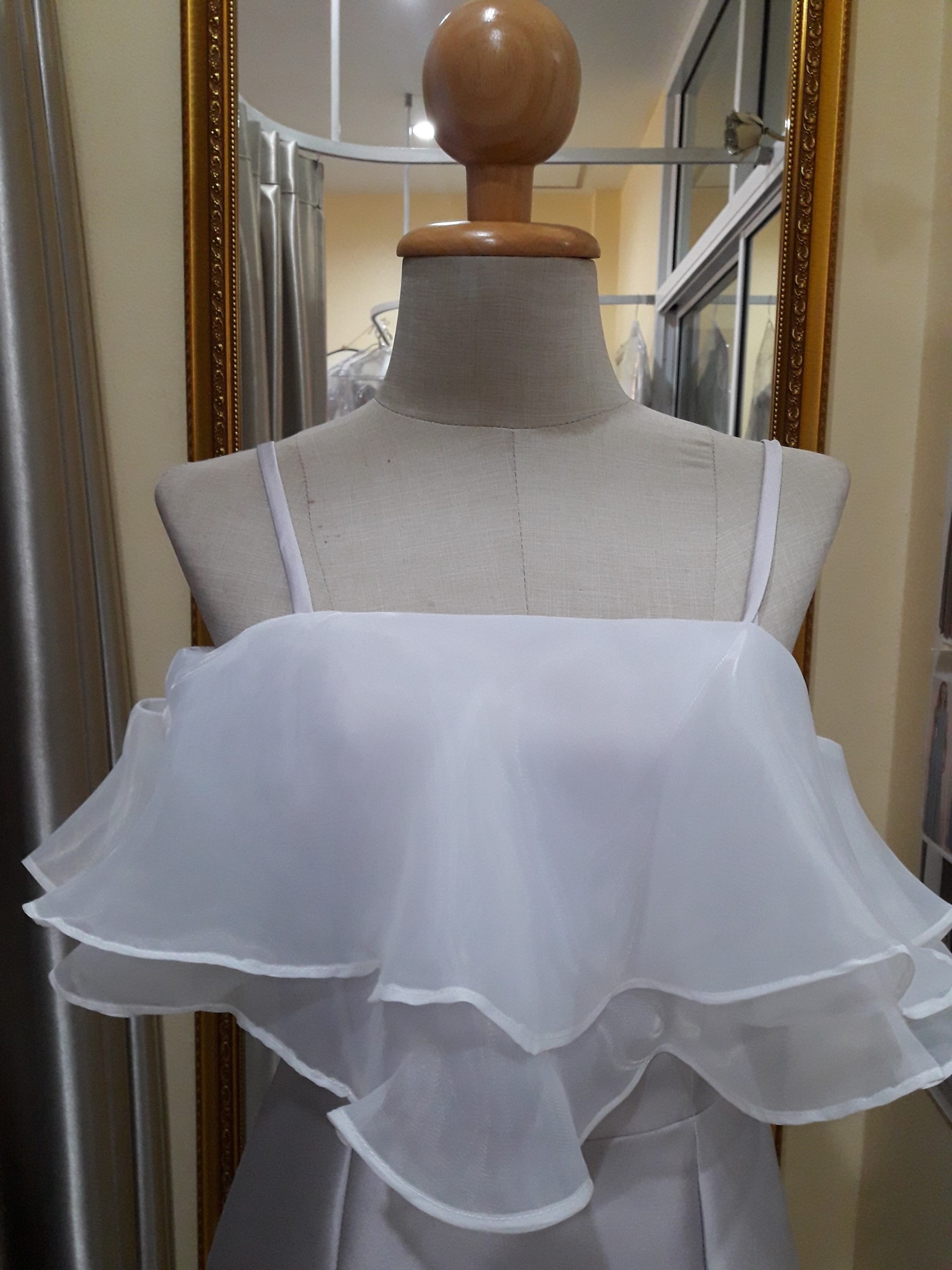 (PRE-LOVED) ราตรียาวสีเทาสายเดี่ยวอกระบายด้วยผ้าแก้ว (S)