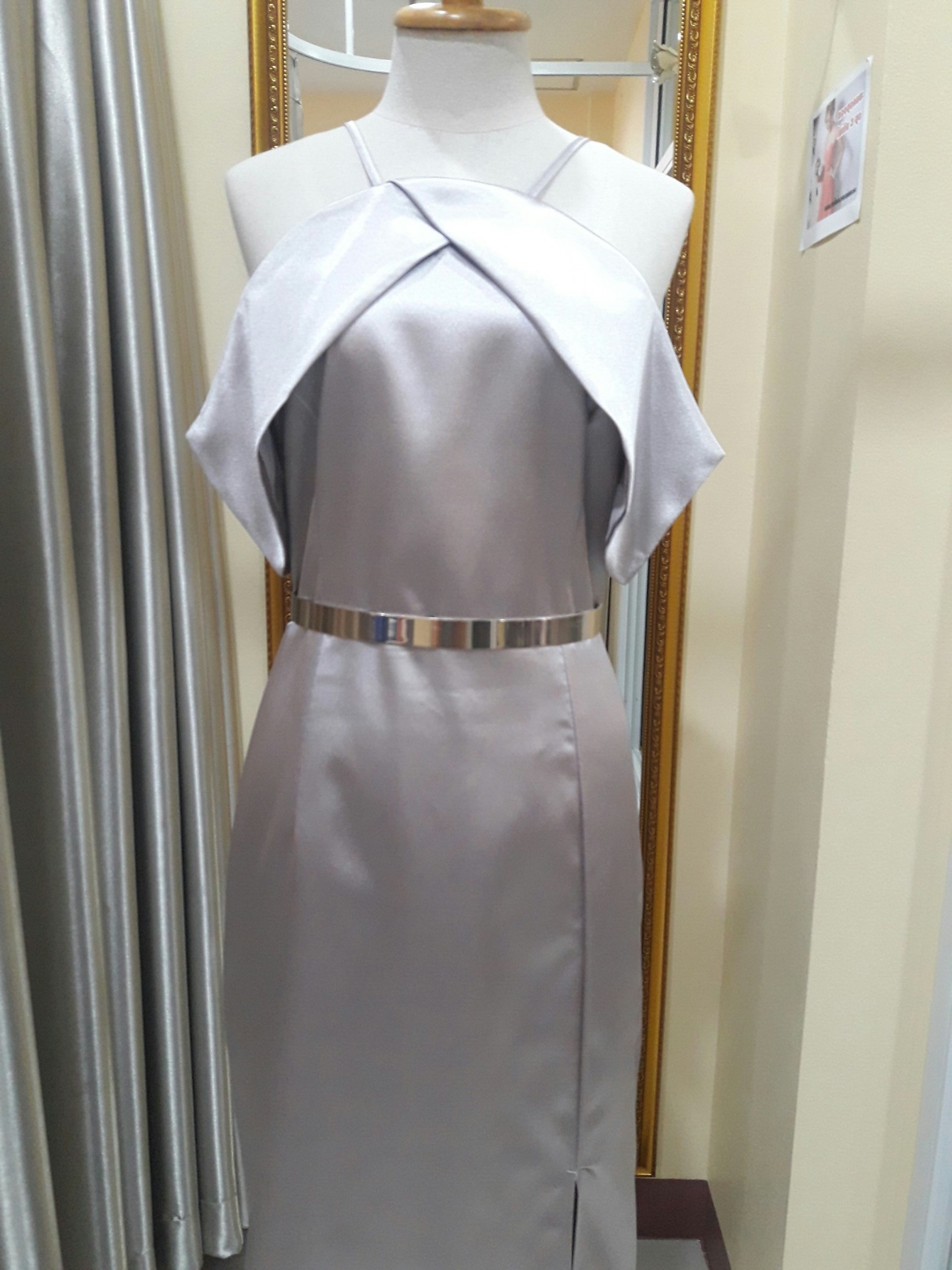 (PRE-LOVED) ชุดราตรียาวสีเทาเปิดไหล่เเต่งเเขน (XL)