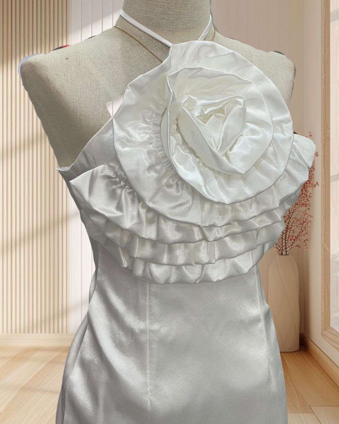 ราตรีสั้นสีขาว ผ้าเงา ผูกโบว์คออ แต่งดอกไม้ที่หน้าอก ไซส์ XS