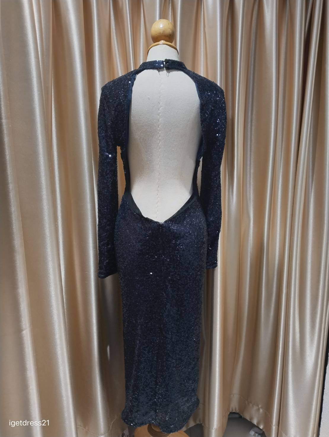 (Pre-Loved) ราตรียาวสีกรม ปักเลื่อมทั้งตัว เปิดหลัง L