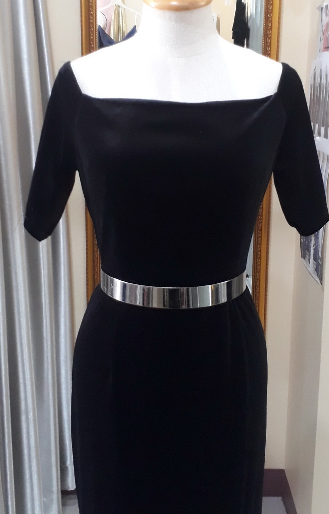 (PRE-LOVED) ชุดราตรียาวสีดำเปิดไหล่มีแขนผ้ากำมะหยี่ (M) มือ2