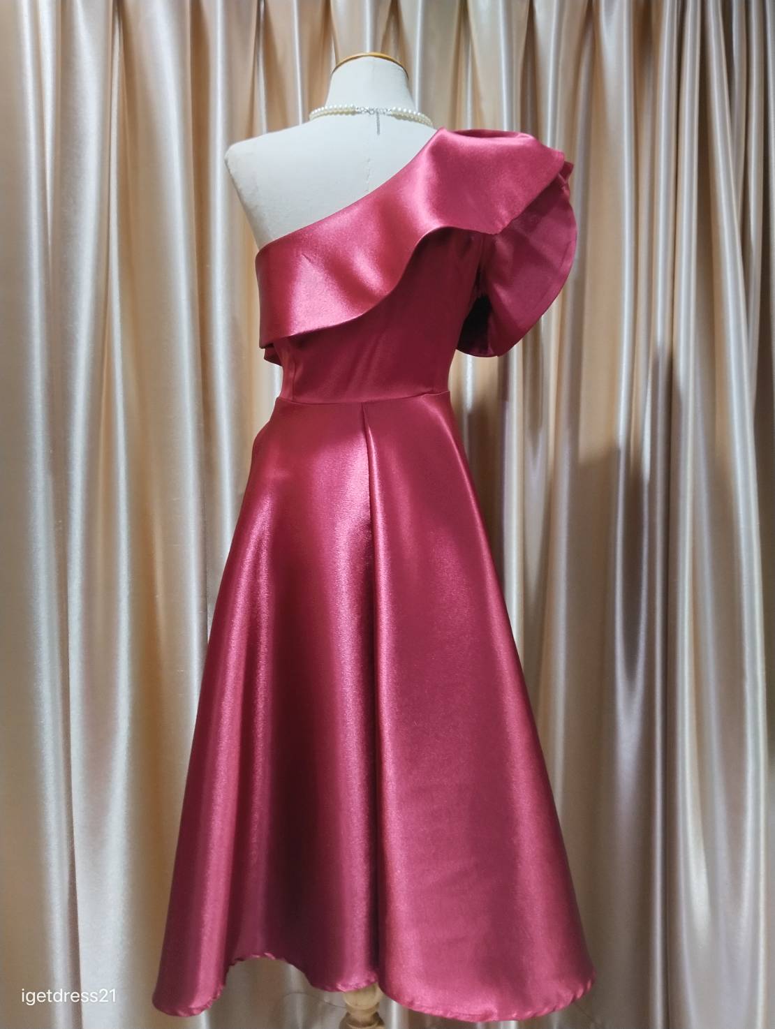 (PRE-LOVED) ราตรีสั้นสีแดงบ่าเฉียงระบายกระโปรงบาน (L)