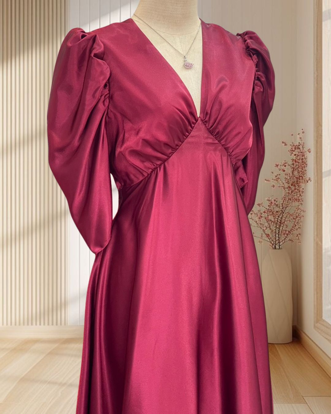 (PRE-LOVED) ราตรียาวสีแดง ผ้าซาติน คอวี แขนกระดิ่งยาว ไซส์ S