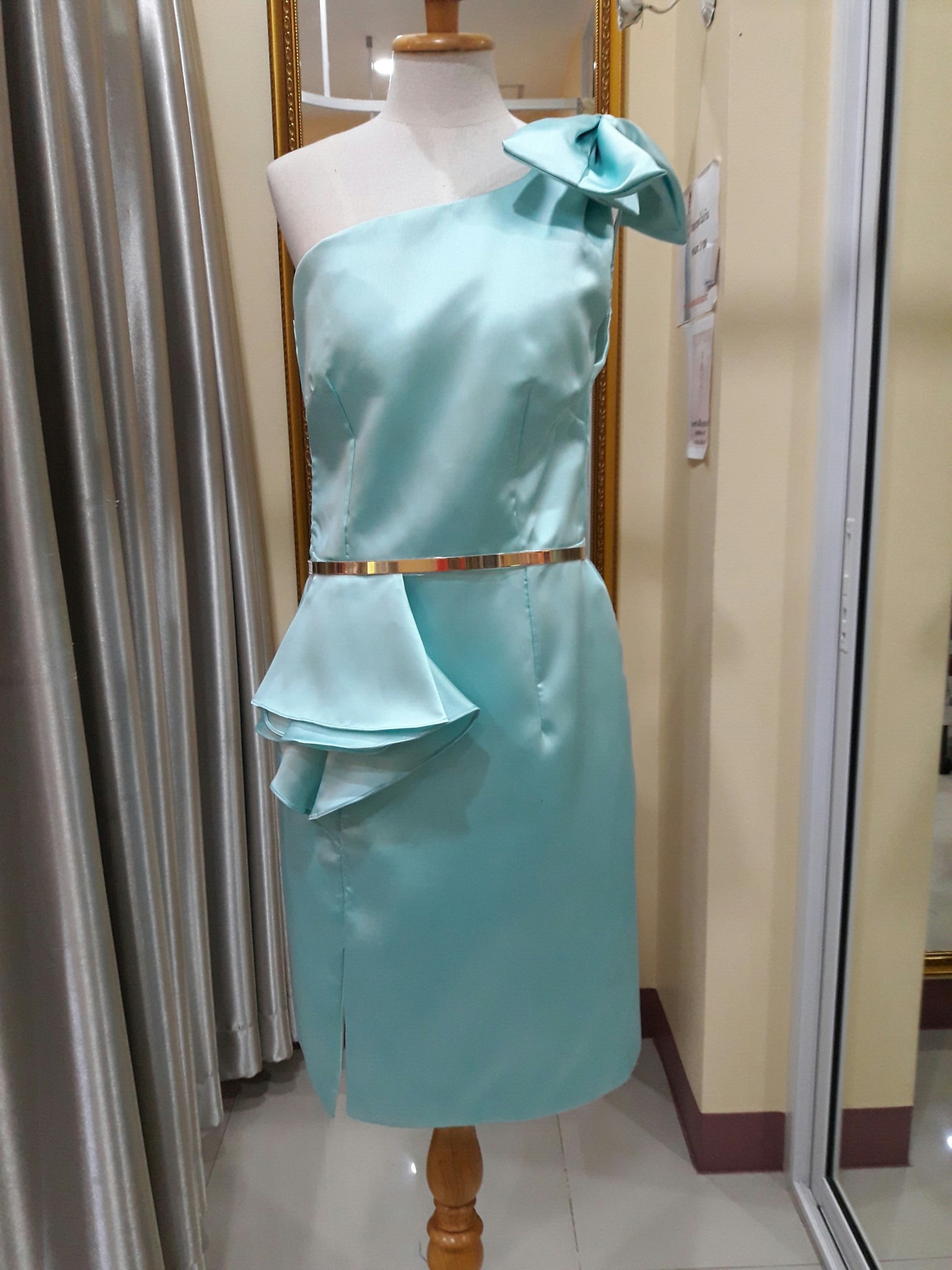 ชุดราตรีสั้นสีเขียวมิ้นท์ไหล่เบี่ยงติดโบว์ (Size : M)