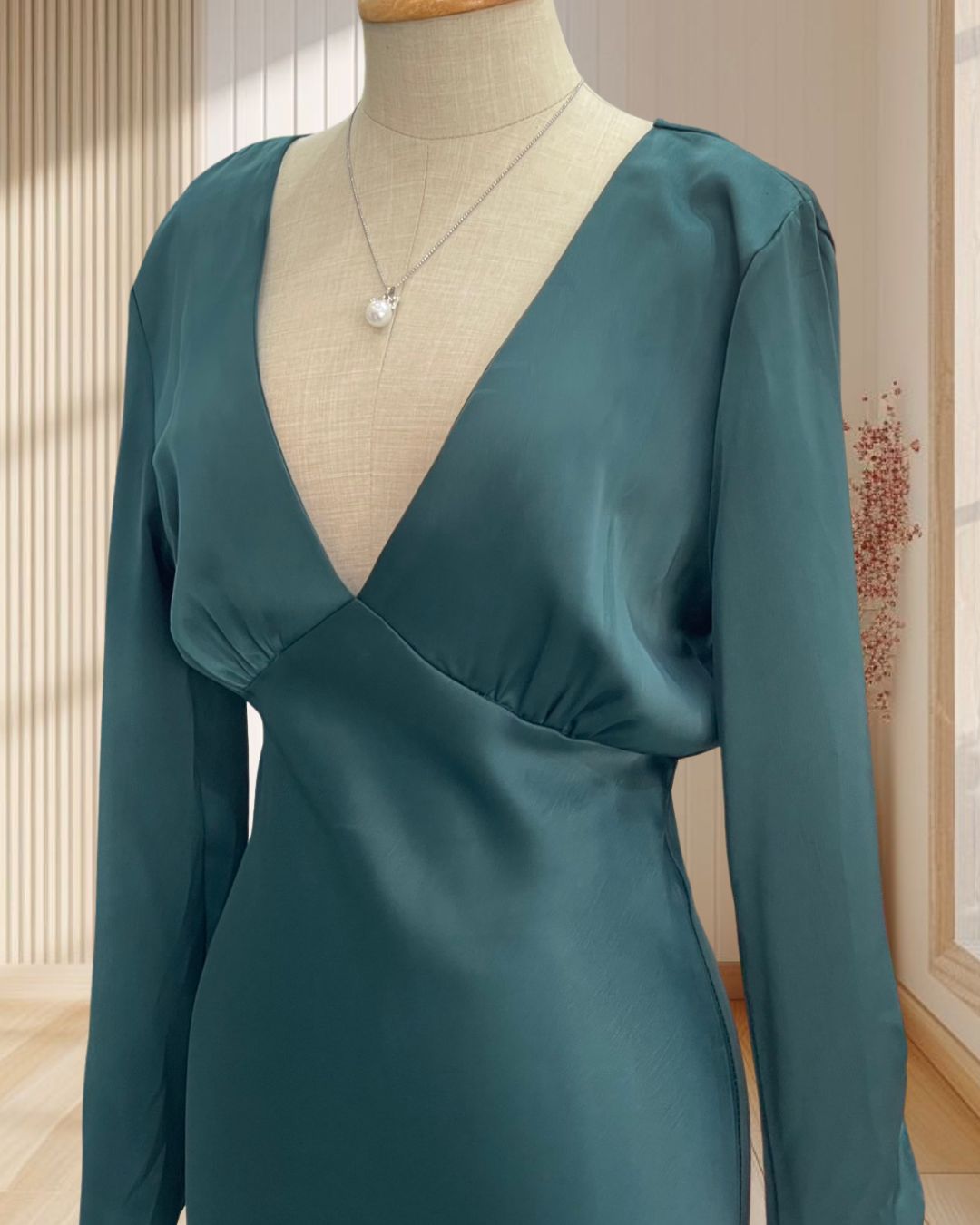 (PRE-LOVED) ราตรียาวสีเขียวเข้ม แขนยาว แหวกอกแบบเซ็กซี่ ผ้าทิ้งตัวแบบพริ้ว ไซส์ S