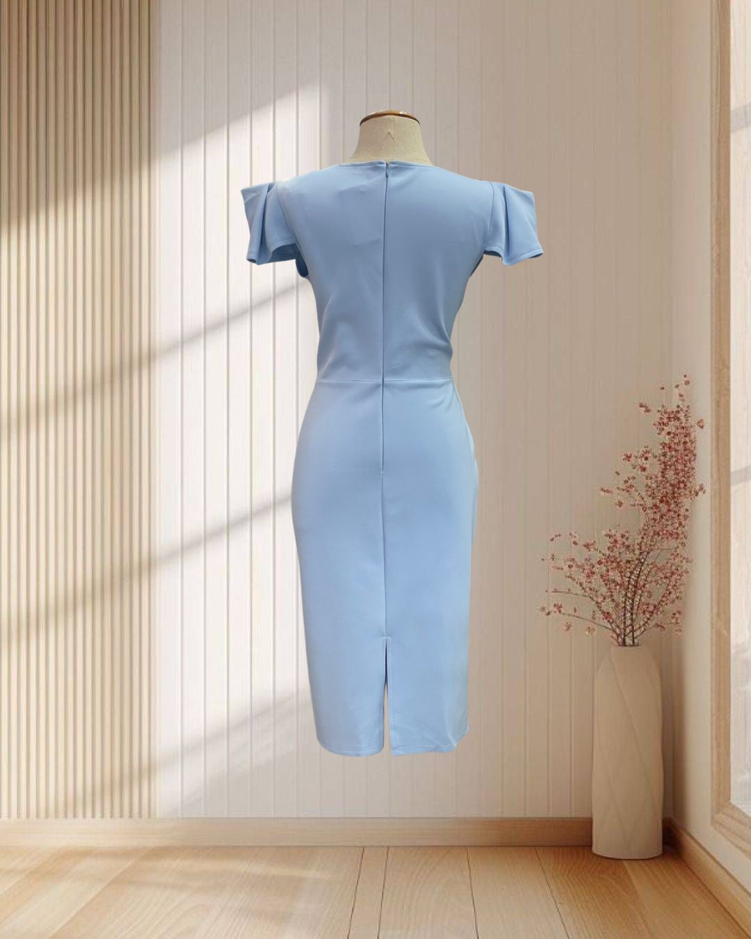 (PRE-LOVED) ราตรีสั้นสีฟ้า คอวี แต่งไหล่แหลม ไซส์ XL