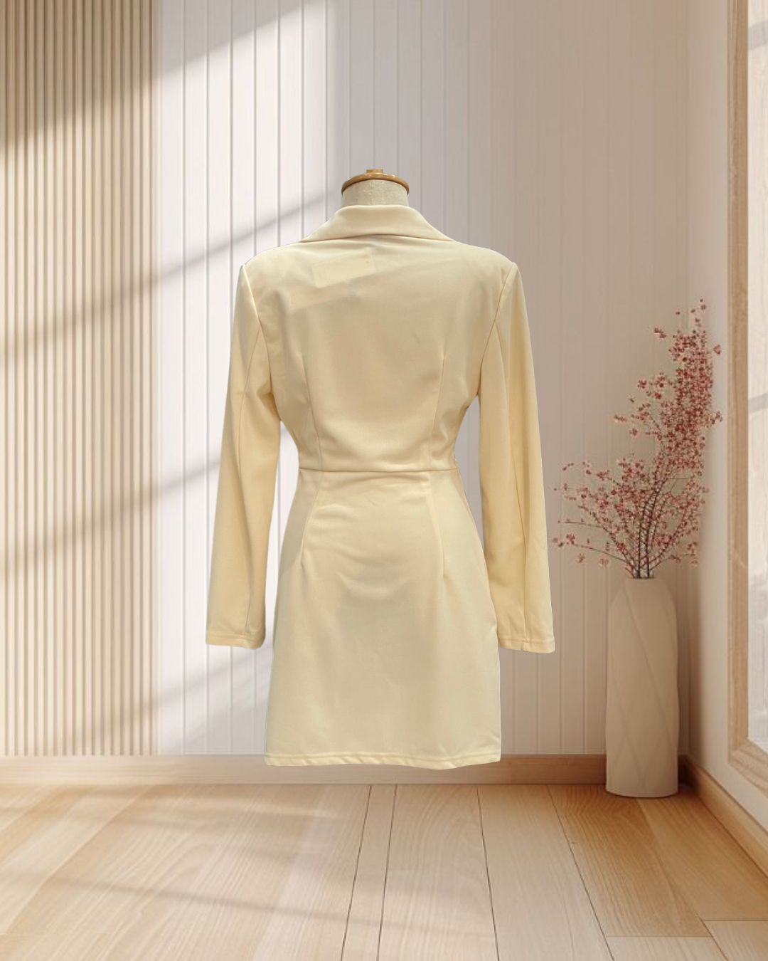 (PRE-LOVED) เดรสสั้นสีครีม ทรงสูทคอปก แขนยาว แต่งกระดุมเอว ไซส์ L