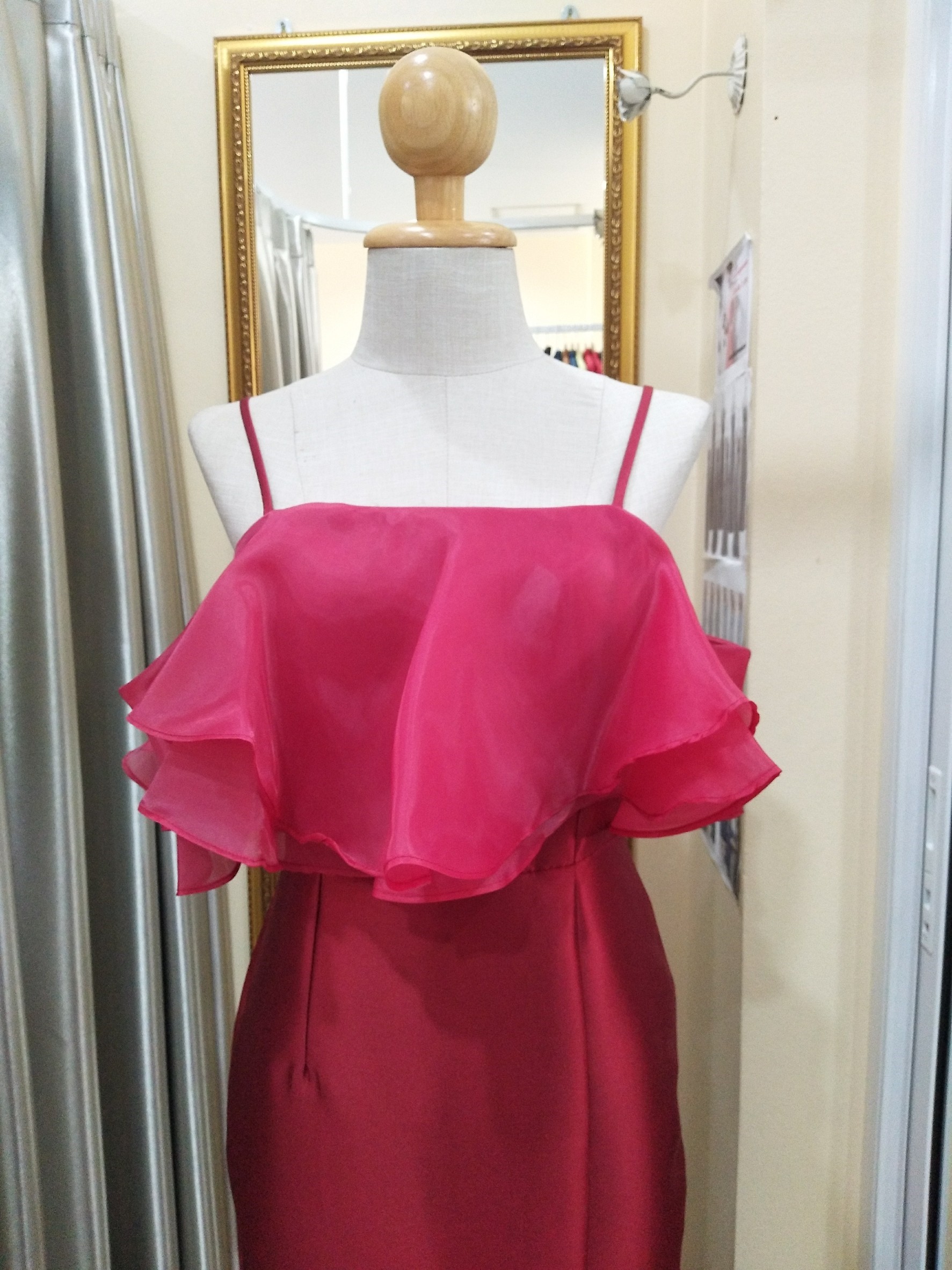 (PRE-LOVED) ราตรียาวสีแดงสายเดี่ยวอกระบายด้วยผ้าแก้ว (M)