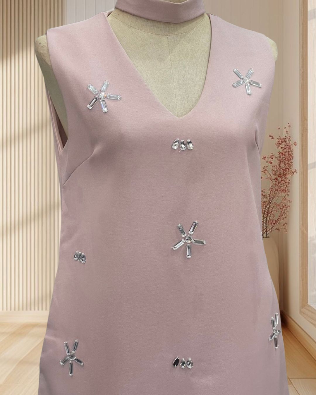 (PRE-LOVED) เดรสสั้นสีนู้ด แขนกุด ปักเพชรคริสตัล พร้อมโชคเกอร์ ไซส์ M