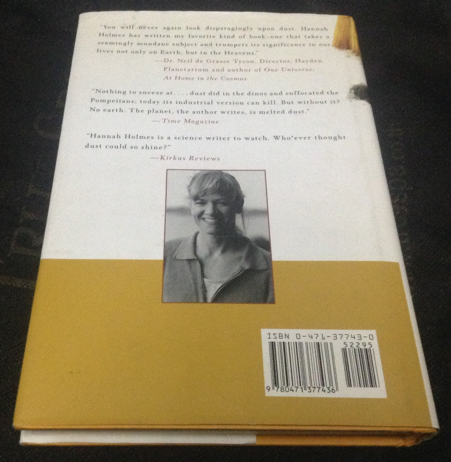 The Secret Life of Dust: From the Cosmos to the Kitchen Counter, the Big Consequences of Little Things by Hannah Holmes ราคา 430