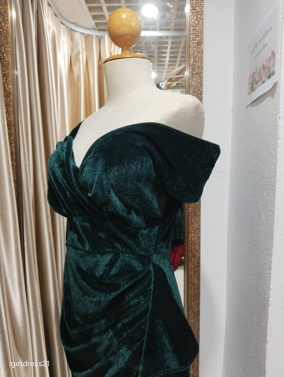 (PRE-LOVED) ราตรีสั้นสีเขียวกำมะหยี่ปาดไหล่คอวี S