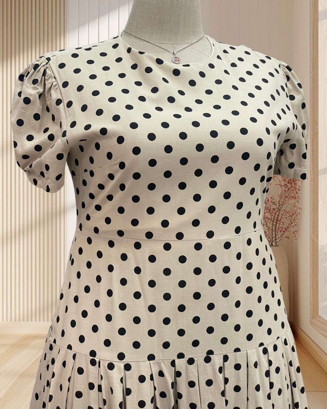 (PRE-LOVED) เดรสสั้นสีครีม ลายจุด แขนตุ๊กตา กระโปรงจีบ ไซส์ 2XL