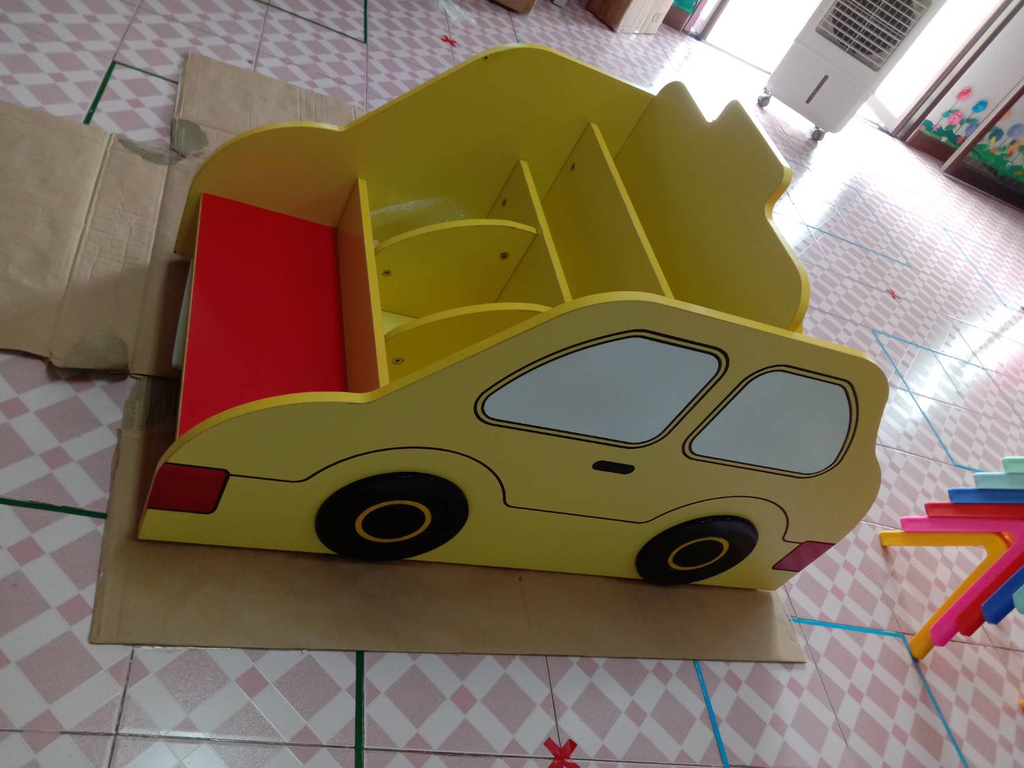 ชั้นวางหนังสือรถแท็กซี่ ชั้นวางของรูปรถ