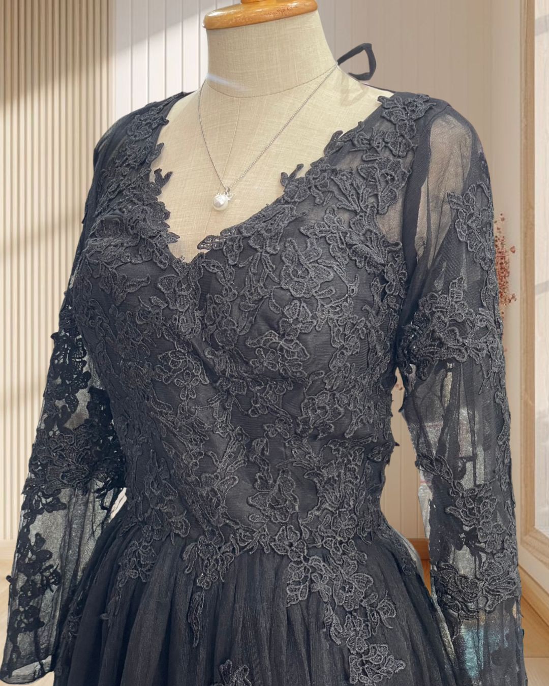 (PRE-LOVED) ราตรียาวสีดำ ผ้าลูกไม้ แหวกหลังแขนยาว กระโปรงฟู ไซส์ S