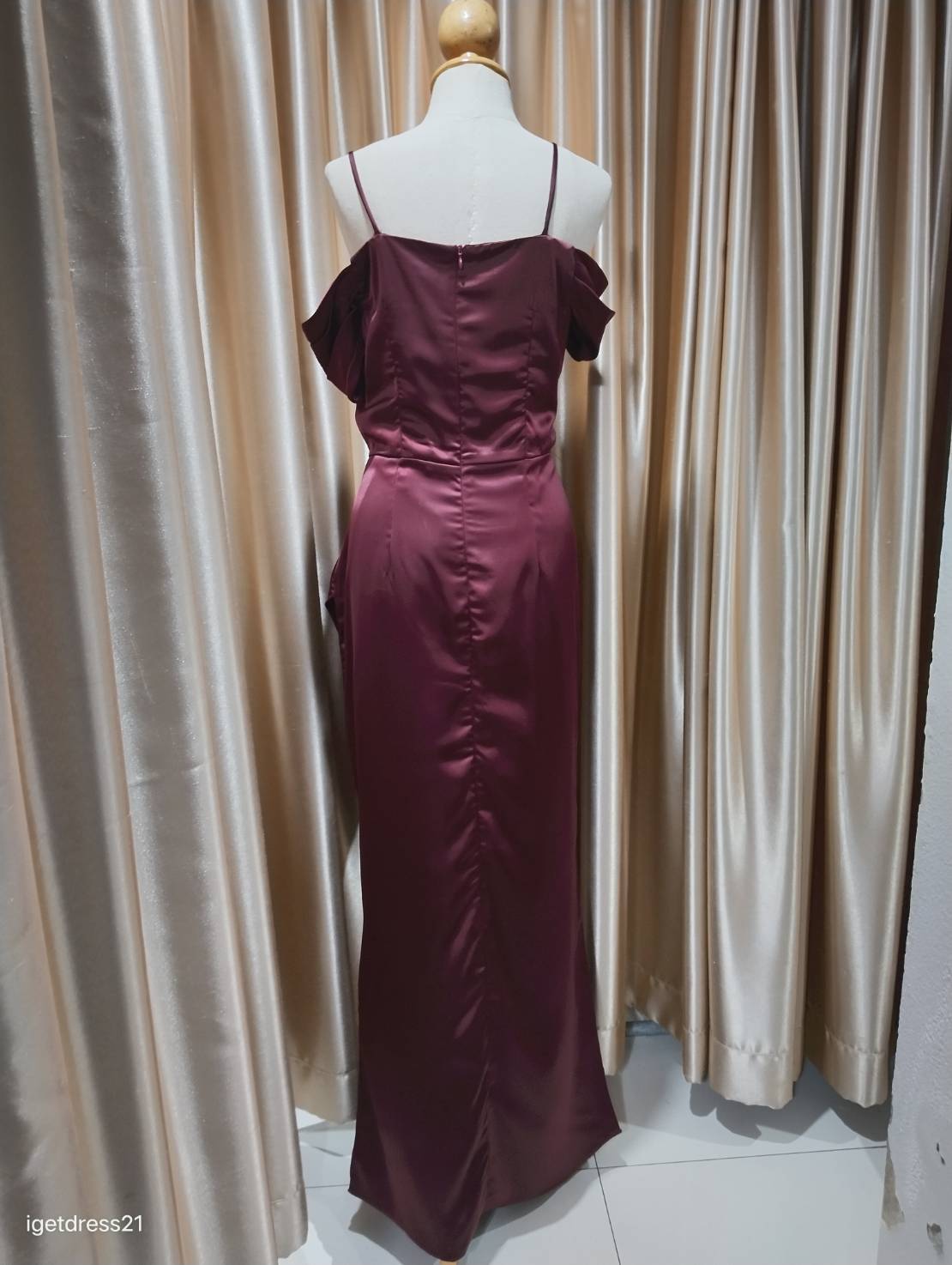 (PRE-LOVED) ราตรียาวสีแดงไวน์ สายเดี่ยวคอถ่วงโอบไหล่ ไซส์ XL