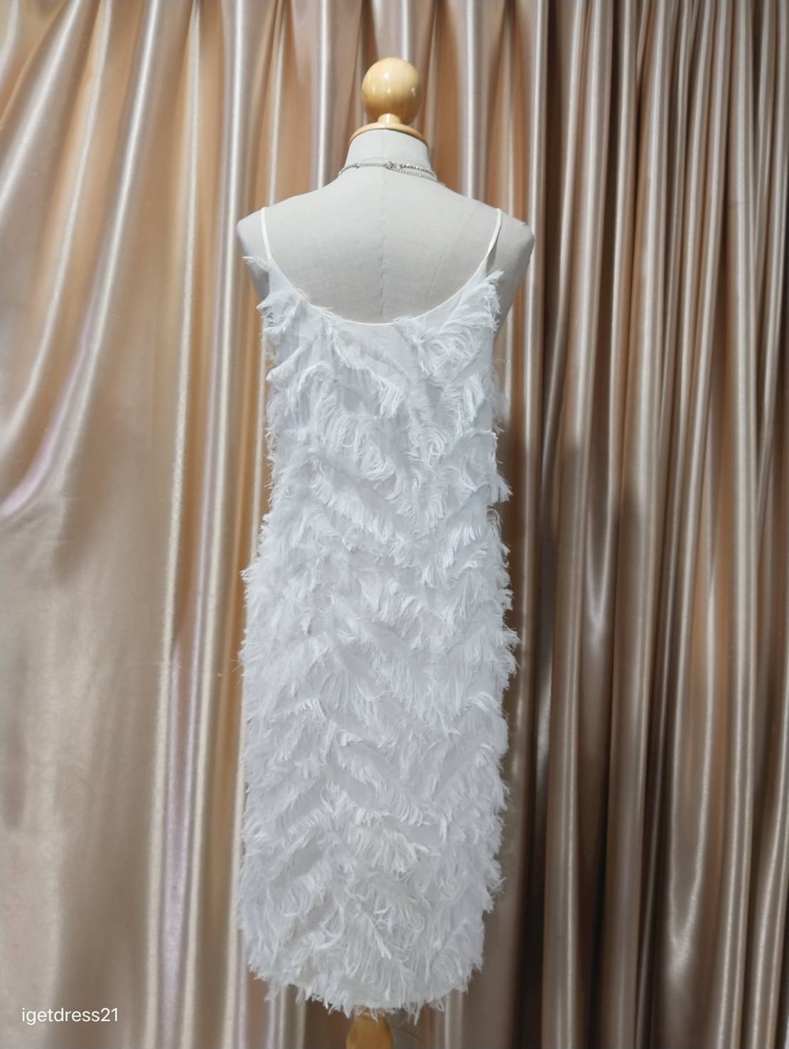 เดรสสายเดี่ยวสีขาวแต่งขน L