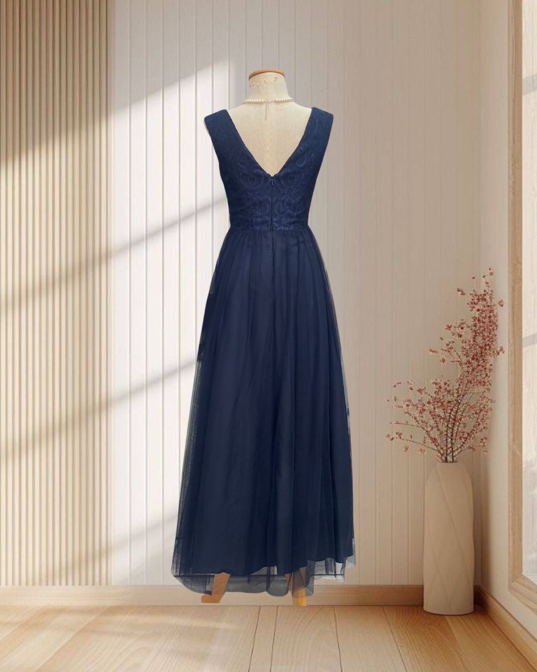 (PRE-LOVED) ราตรียาวสีกรม ผ้ามุ้ง ปักเลื่อมลูกปัด ไซส์ M