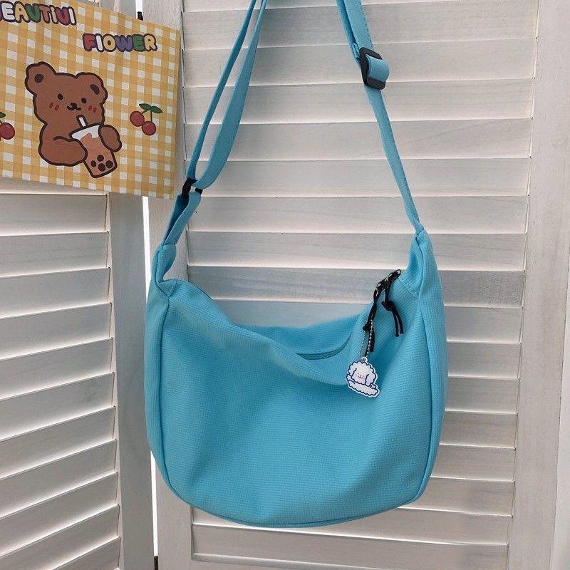 (สินค้าสำหรับเพิ่มยอดให้ถึงขั้นต่ำ) กระเป๋าสะพายข้าง ทรงเกี๊ยว ใส่ไอแพดได้ สีฟ้า ราคา 79