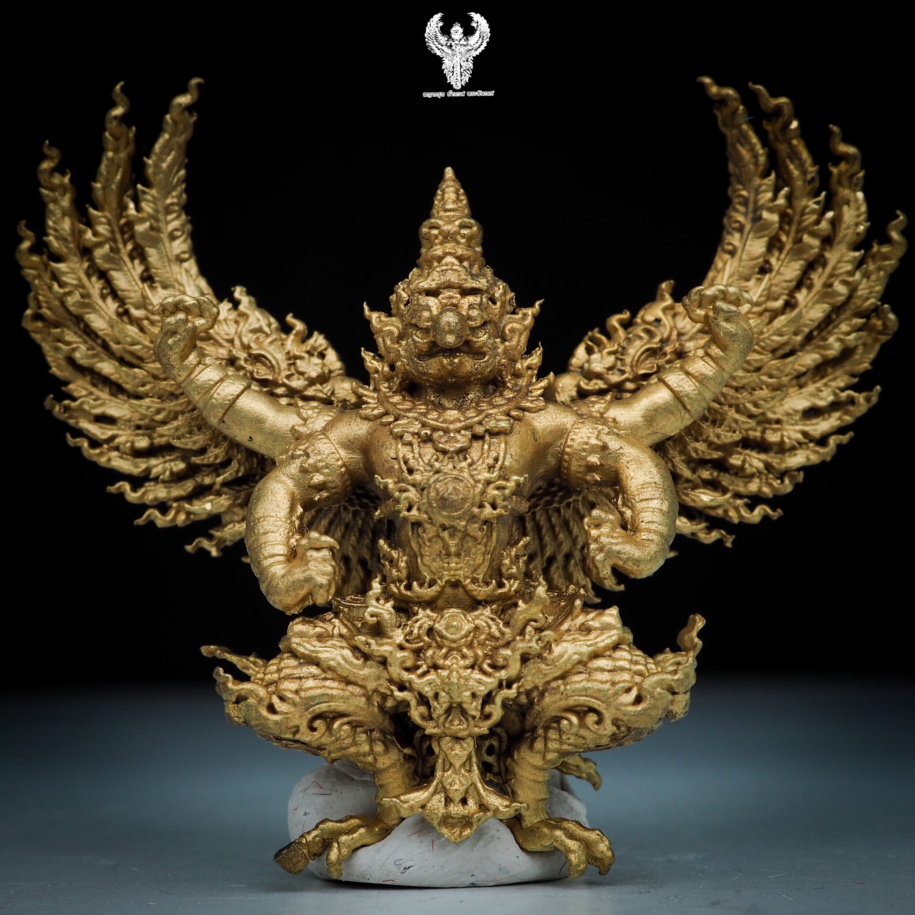พญาครุฑ รุ่น.ดวงตรามหาเดช หลวงปู่ต๋อง วัดวิมุตติธรรม จ.นครราชสีมา เนื้อทองระฆังโบราณยิงทราย #องค์นี้หมายเลข595