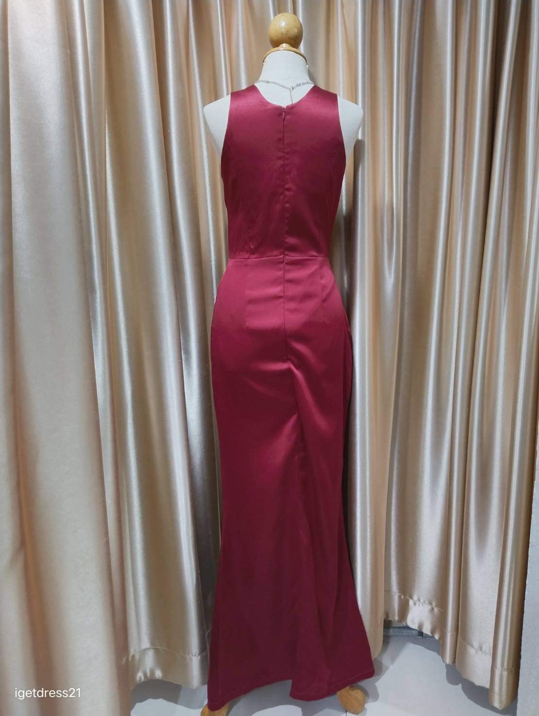 (PRE-LOVED) ชุดราตรียาวแขนกุดสีแดง S