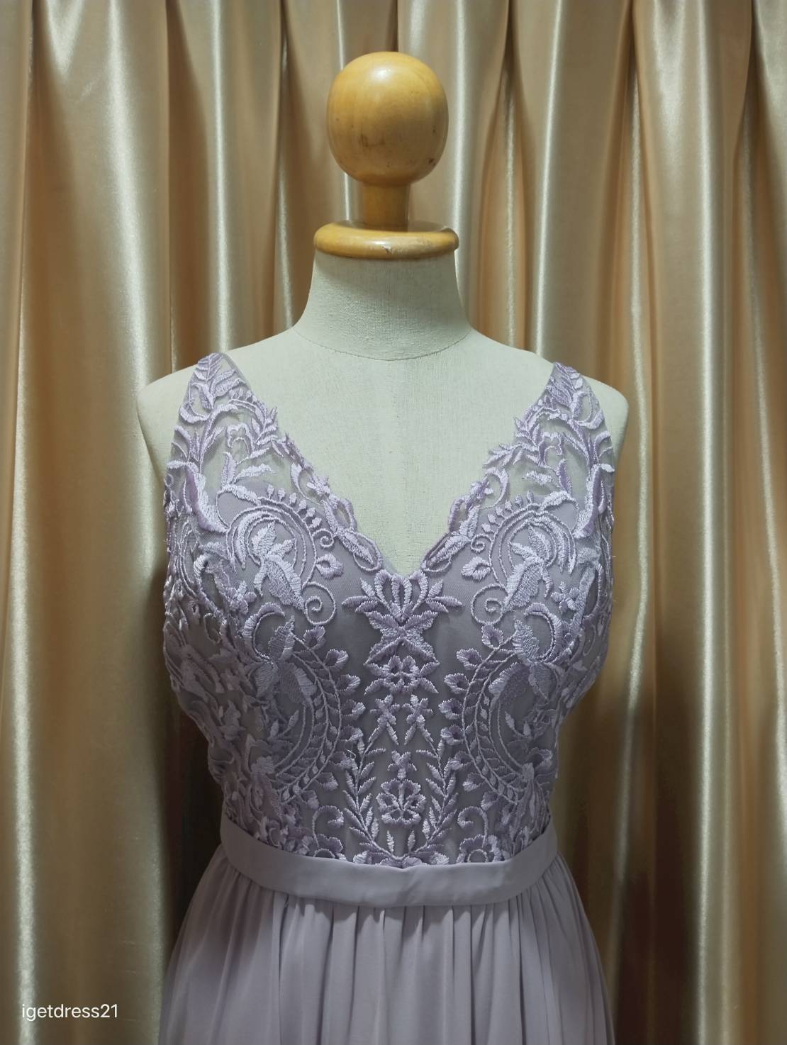 (PRE-LOVED) ชุดราตรียาวชีฟองสีม่วงสายเดี่ยวหน้าลูกไม้ M