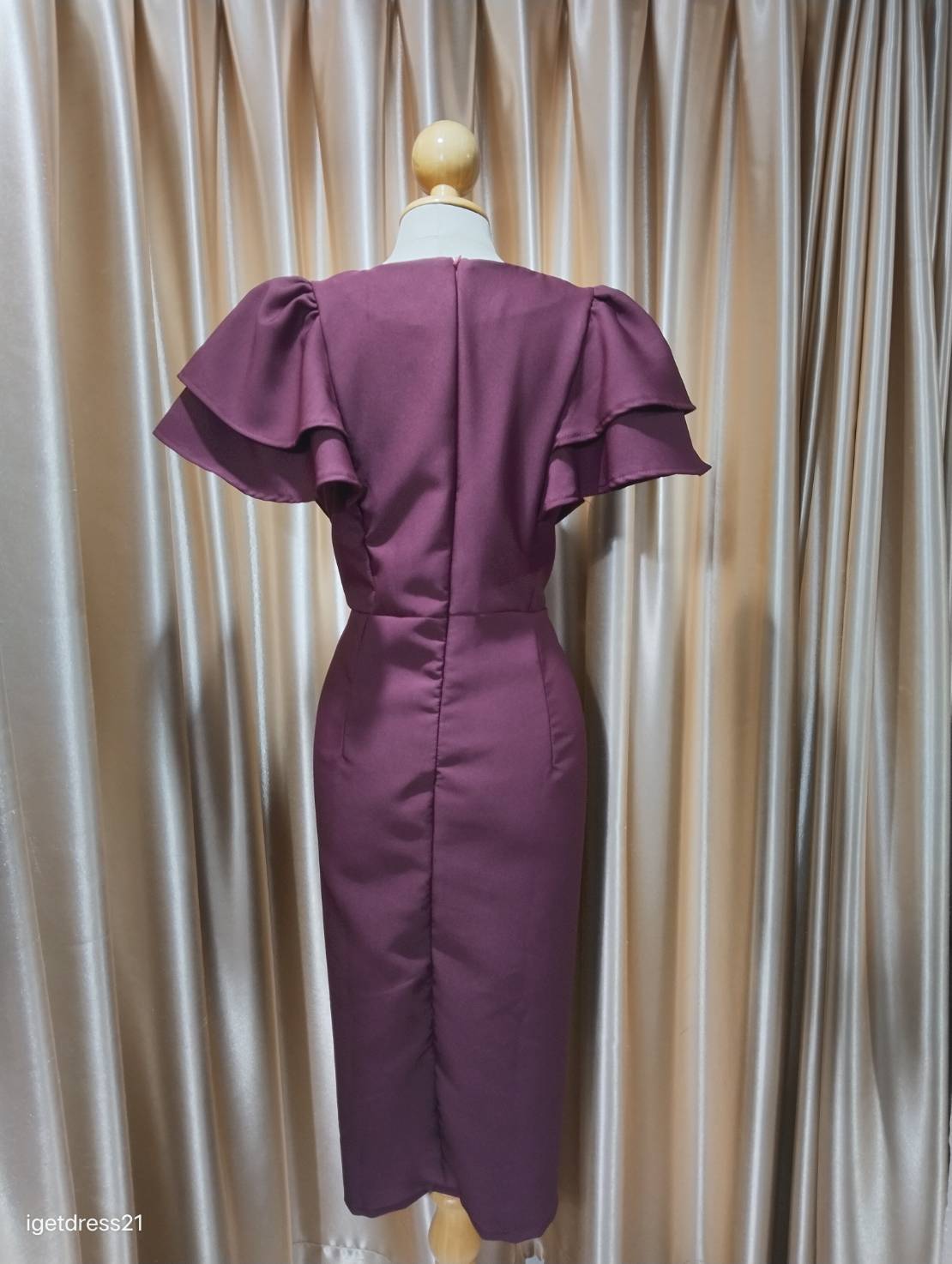 (PRE-LOVED) เดรสสั้นทรงสอบแขนระบายเลเยอร์ 2 ชั้น ผ้าบาร์บี้ สีแดง ไซส์ 2XL